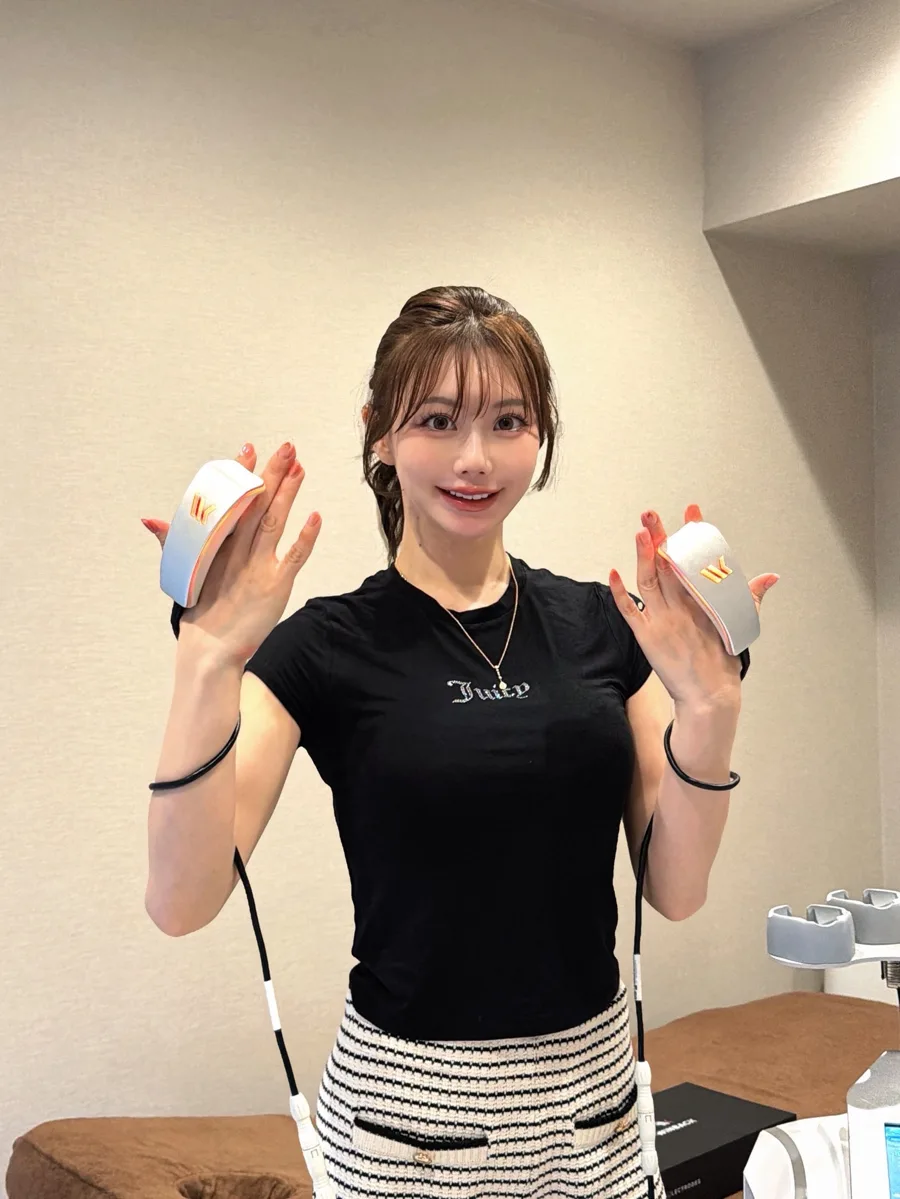 WINBACKのハンドピースを手にするオーナーの南